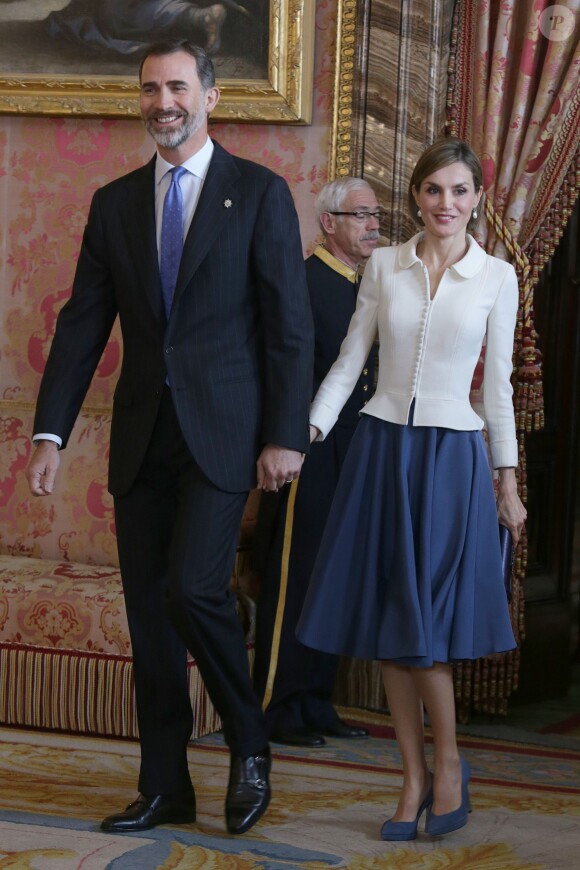 Le roi Felipe VI et la reine Letizia d'Espagne recevaient le 22 avril 2015 à déjeuner une centaine de représentants du monde littéraire au palais royal à Madrid à l'occasion de la remise du prix Miguel de Cervantes à l'auteur Juan Goytisolo