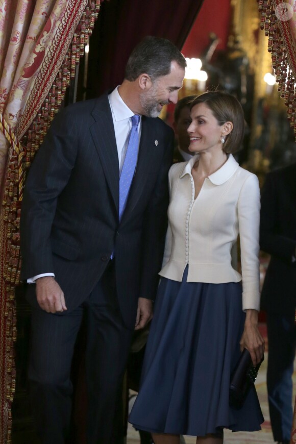 Le roi Felipe VI et la reine Letizia d'Espagne recevaient le 22 avril 2015 à déjeuner une centaine de représentants du monde littéraire au palais royal à Madrid à l'occasion de la remise du prix Miguel de Cervantes à l'auteur Juan Goytisolo