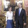 Le roi Felipe VI et la reine Letizia d'Espagne recevaient le 22 avril 2015 à déjeuner une centaine de représentants du monde littéraire au palais royal à Madrid à l'occasion de la remise du prix Miguel de Cervantes à l'auteur Juan Goytisolo