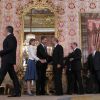 Le roi Felipe VI et la reine Letizia d'Espagne recevaient le 22 avril 2015 à déjeuner une centaine de représentants du monde littéraire au palais royal à Madrid à l'occasion de la remise du prix Miguel de Cervantes à l'auteur Juan Goytisolo