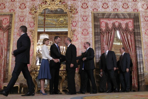 Le roi Felipe VI et la reine Letizia d'Espagne recevaient le 22 avril 2015 à déjeuner une centaine de représentants du monde littéraire au palais royal à Madrid à l'occasion de la remise du prix Miguel de Cervantes à l'auteur Juan Goytisolo