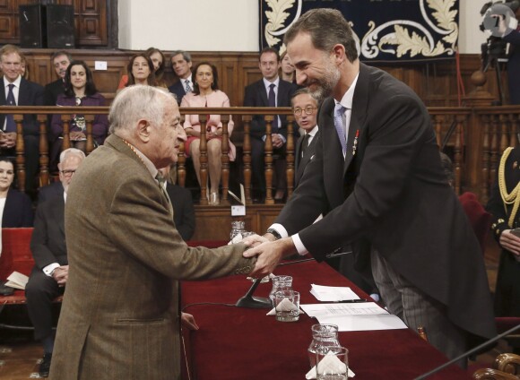 Le roi Felipe VI et la reine Letizia d'Espagne présidaient le 23 avril 2015 à l'université Alcala de Henares, à Madrid, pour la remise du prix littéraire Miguel de Cervantes à Juan Goytisolo