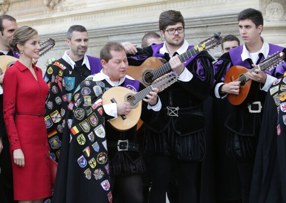 Le roi Felipe VI et la reine Letizia d'Espagne présidaient le 23 avril 2015 à l'université Alcala de Henares, à Madrid, pour la remise du prix littéraire Miguel de Cervantes à Juan Goytisolo