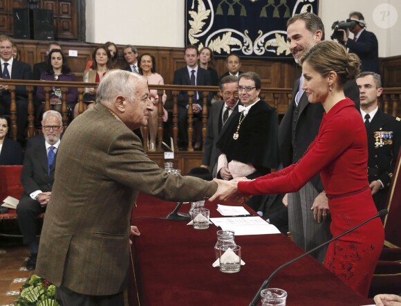 Le roi Felipe VI et la reine Letizia d'Espagne présidaient le 23 avril 2015 à l'université Alcala de Henares, à Madrid, pour la remise du prix littéraire Miguel de Cervantes à Juan Goytisolo