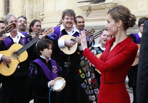 Le roi Felipe VI et la reine Letizia d'Espagne présidaient le 23 avril 2015 à l'université Alcala de Henares, à Madrid, pour la remise du prix littéraire Miguel de Cervantes à Juan Goytisolo