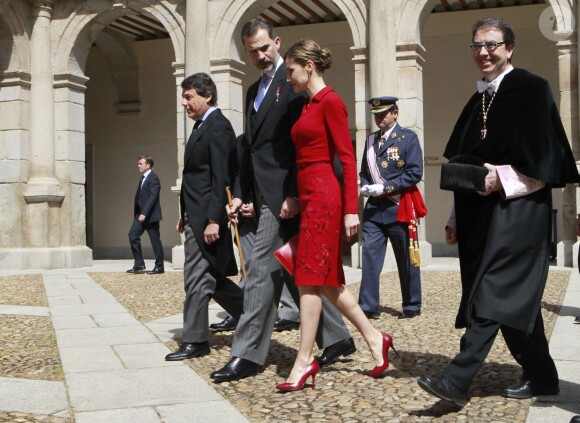 Le roi Felipe VI et la reine Letizia d'Espagne présidaient le 23 avril 2015 à l'université Alcala de Henares, à Madrid, pour la remise du prix littéraire Miguel de Cervantes à Juan Goytisolo