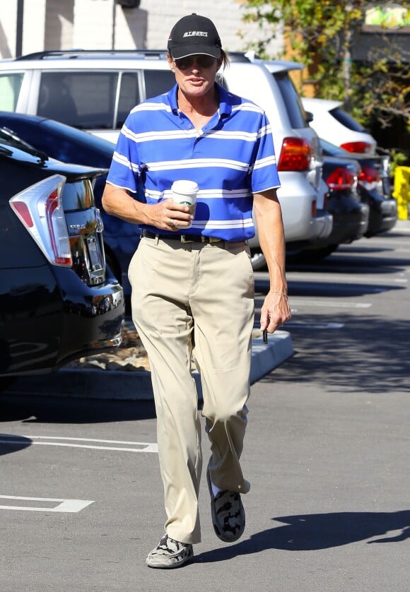 Exclusif - Bruce Jenner se promène dans les rues de Westlake Village, le 8 mars 2015