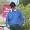 Exclusif - Bruce Jenner met de l'essence dans sa voiture à Malibu, le 27 février 2015