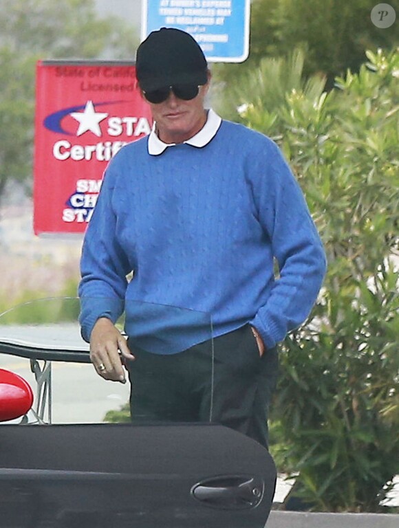 Exclusif - Bruce Jenner met de l'essence dans sa voiture à Malibu, le 27 février 2015