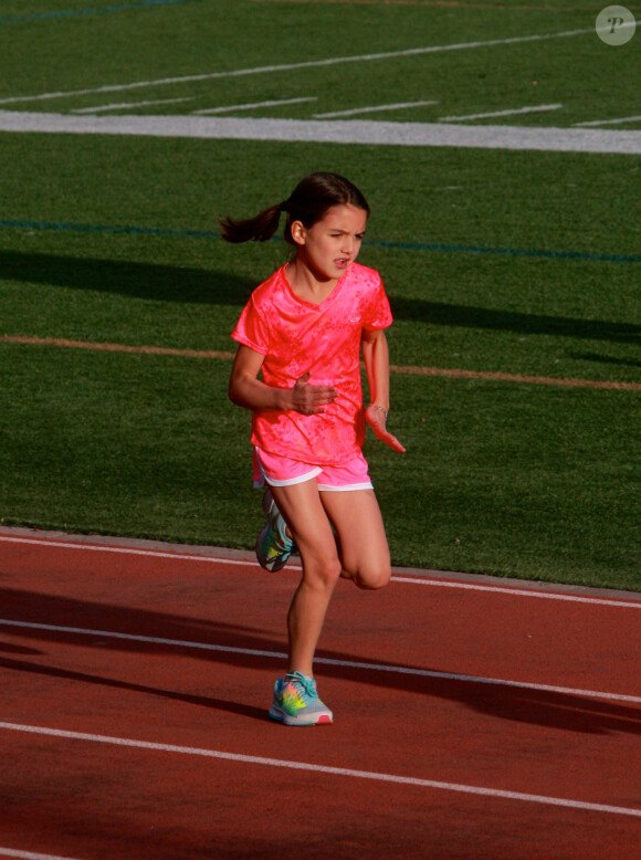 Suri Cruise fait de l'athlétisme à Los Angeles, le 8 avril 2015. À 9 ans, la fille de Katie Holmes et Tom Cruise est très sportive.
