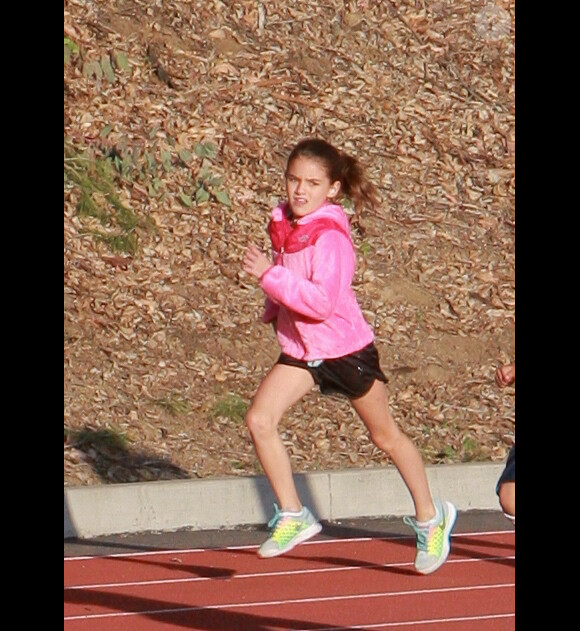 Suri Cruise fait de l'athlétisme à Los Angeles, le 8 avril 2015. À 9 ans, la fille de Katie Holmes et Tom Cruise est très sportive.
