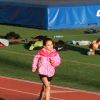 Suri Cruise fait de l'athlétisme à Los Angeles, le 8 avril 2015. À 9 ans, la fille de Katie Holmes et Tom Cruise est très sportive.
