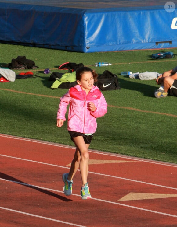 Suri Cruise fait de l'athlétisme à Los Angeles, le 8 avril 2015. À 9 ans, la fille de Katie Holmes et Tom Cruise est très sportive.