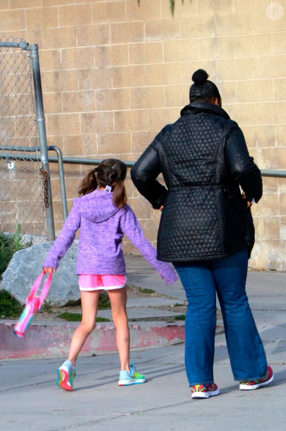 Suri Cruise fait de l'athlétisme à Los Angeles, le 8 avril 2015. À 9 ans, la fille de Katie Holmes et Tom Cruise est très sportive.