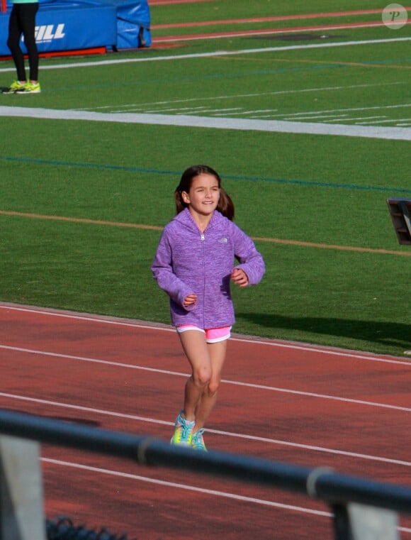 Suri Cruise fait de l'athlétisme à Los Angeles, le 8 avril 2015. À 9 ans, la fille de Katie Holmes et Tom Cruise est très sportive.