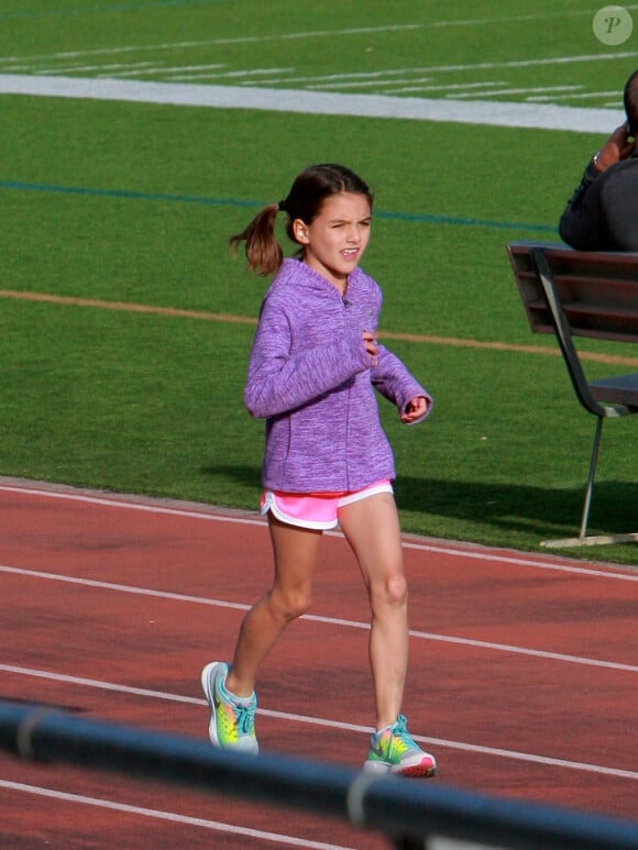 L'adorable Suri Cruise fait de l'athlétisme à Los Angeles, le 8 avril 2015. À 9 ans, la fille de Katie Holmes et Tom Cruise est très sportive.