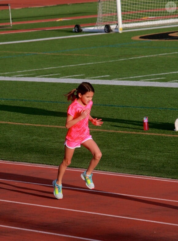 Suri Cruise fait de l'athlétisme à Los Angeles, le 8 avril 2015. À 9 ans, la fille de Katie Holmes et Tom Cruise est très sportive.