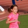 Suri Cruise fait de l'athlétisme à Los Angeles, le 8 avril 2015. À 9 ans, c'est une vraie sportive