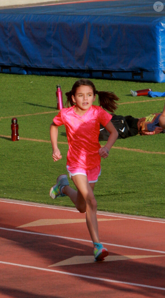 Suri Cruise fait de l'athlétisme à Los Angeles, le 8 avril 2015. À 9 ans, la fille de Katie Holmes et Tom Cruise est très sportive.