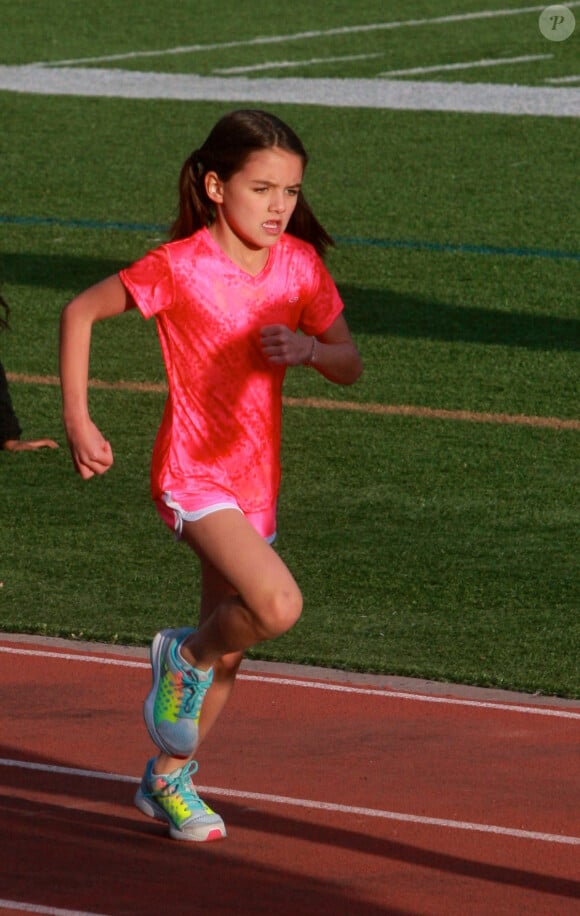 Suri Cruise fait de l'athlétisme à Los Angeles, le 8 avril 2015. À 9 ans, la fille de Katie Holmes et Tom Cruise est très sportive.