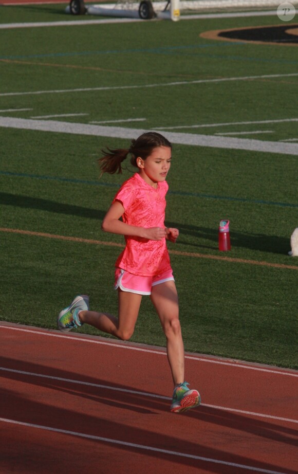 Suri Cruise fait de l'athlétisme à Los Angeles, le 8 avril 2015. À 9 ans, la fille de Katie Holmes et Tom Cruise est très sportive.