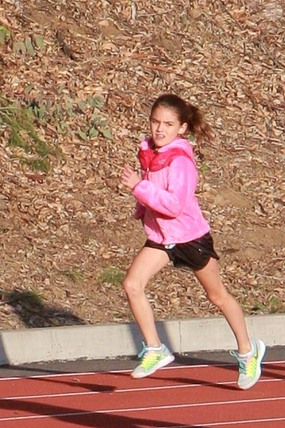 Suri Cruise, la fille de Katie Holmes et Tom Cruise, participe à une course d'athlétisme à Los Angeles sous le regard attentif de sa nounou, le 8 avril 2015