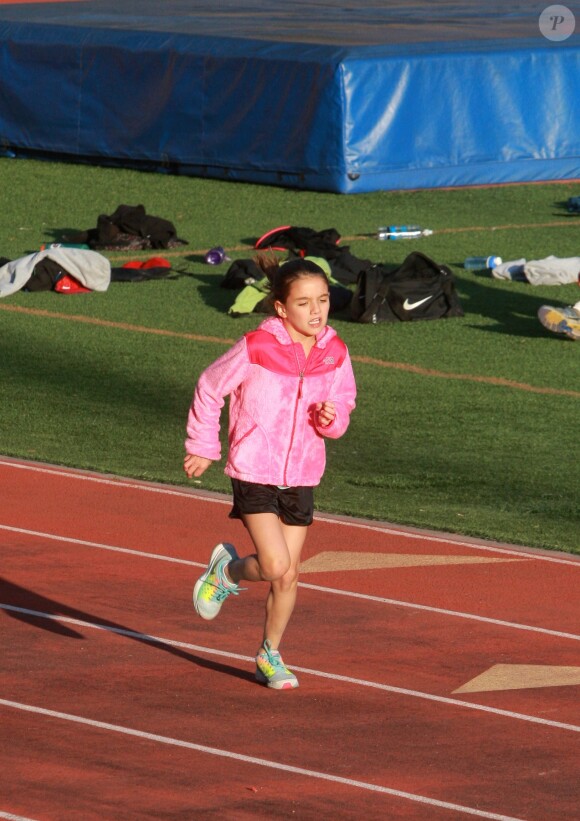 Suri Cruise, la fille de Katie Holmes et Tom Cruise, participe à une course d'athlétisme à Los Angeles sous le regard attentif de sa nounou, le 8 avril 2015
