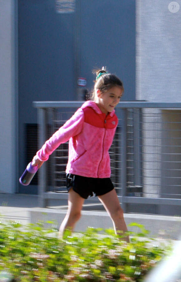 Suri Cruise, la fille de Katie Holmes et Tom Cruise, participe à une course d'athlétisme à Los Angeles sous le regard attentif de sa nounou, le 8 avril 2015
