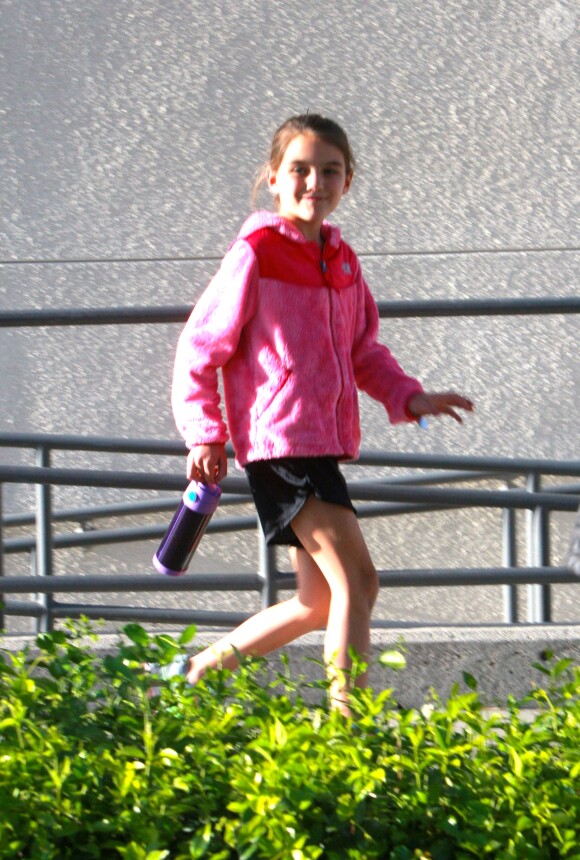 Suri Cruise, la fille de Katie Holmes et Tom Cruise, participe à une course d'athlétisme à Los Angeles sous le regard attentif de sa nounou, le 8 avril 2015