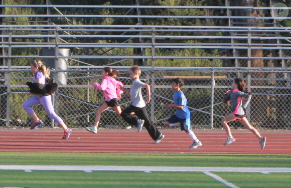 Suri Cruise, la fille de Katie Holmes et Tom Cruise, participe à une course d'athlétisme à Los Angeles sous le regard attentif de sa nounou, le 8 avril 2015
