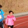 Suri Cruise, la fille de Katie Holmes et Tom Cruise, participe à une course d'athlétisme à Los Angeles sous le regard attentif de sa nounou, le 8 avril 2015