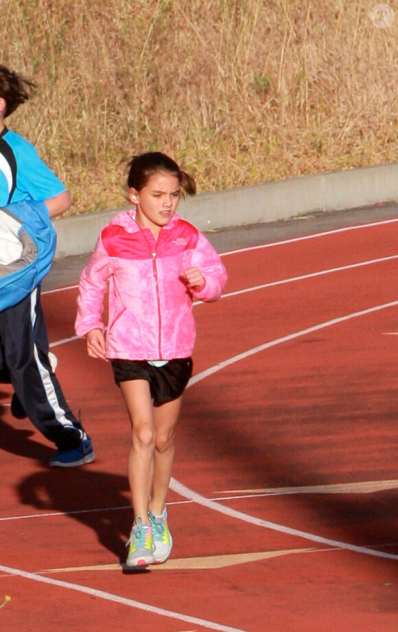 Suri Cruise, la fille de Katie Holmes et Tom Cruise, participe à une course d'athlétisme à Los Angeles sous le regard attentif de sa nounou, le 8 avril 2015