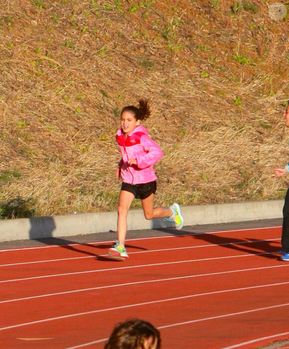 Suri Cruise, la fille de Katie Holmes et Tom Cruise, participe à une course d'athlétisme à Los Angeles sous le regard attentif de sa nounou, le 8 avril 2015