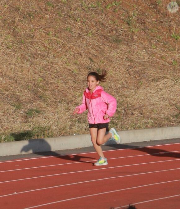 Suri Cruise, la fille de Katie Holmes et Tom Cruise, participe à une course d'athlétisme à Los Angeles sous le regard attentif de sa nounou, le 8 avril 2015