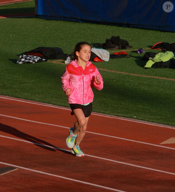 Suri Cruise, la fille de Katie Holmes et Tom Cruise, participe à une course d'athlétisme à Los Angeles sous le regard attentif de sa nounou, le 8 avril 2015