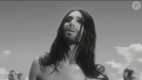 Conchita Wurst dans You Are Unstoppable, son nouveau clip. Avril 2015.