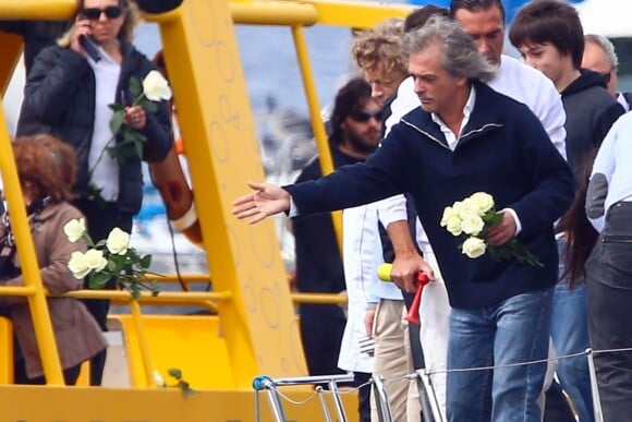 Titouan Lamazou a rendu un dernier hommage à la navigatrice Florence Arthaud, au large de l'île Saint-Honorat à Cannes le 25 avril 2015