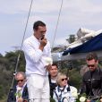 Hubert Arthaud, entouré de sa famille, de son neveu Clément, de Titouan Lamazou, du maire de Cannes David Lisnard et des proches de Florence Arthaud, ont rendu un dernier hommage à la navigatrice, au large de l'île Saint-Honorat à Cannes le 25 avril 2015