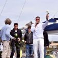 Hubert Arthaud, entouré de sa famille, de son neveu Clément, de Titouan Lamazou, du maire de Cannes David Lisnard et des proches de Florence Arthaud, ont rendu un dernier hommage à la navigatrice, au large de l'île Saint-Honorat à Cannes le 25 avril 2015