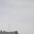 Clément, le neveu de Florence Arthaud, a lâché des ballons blancs en hommage à la navigatrice, du haut de la tour du monastère fortifié de l'île de Saint-Honorat au large de Cannes le 25 avril 2015
