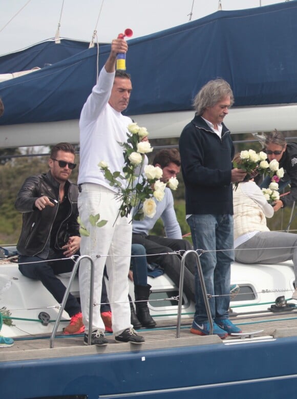 Hubert Arthaud et Titouan Lamazou ont rendu un dernier hommage à la navigatrice Florence Arthaud, au large de l'île Saint-Honorat à Cannes le 25 avril 2015