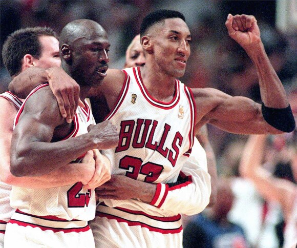Michael Jordan et Scottie Pippen, après la victoire des Bulls face au Jazz d'Utah à Chicago, le 1er juin 2004