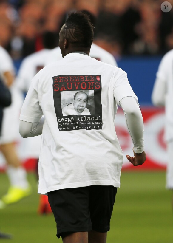 L'équipe de Metz portant le maillot pour soutenir Serge Atlaoui qui est emprisonné depuis 10 ans en Indonésie; condamné à mort en 2007, il bénéficie d'un sursis grâce à un vice de procédure mais son exécution semble imminente - Match de Ligue 1 PSG-Metz lors de la 32ème journée au Parc des Princes à Paris, le 28 avril 2015.28/04/2015 - Paris