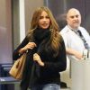 Exclusif - No Web No Blog - Sofia Vergara, qui porte sa bague de fiancée, et son fiancé Joe Manganiello, le bras gauche avec une attelle, arrivent à l'aéroport LAX de Los Angeles. Le 29 décembre 2014