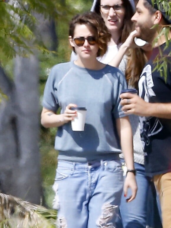 Exclusif - Kristen Stewart est allée prendre le petit déjeuner avec des amis à Los Feliz, le 10 avril 2015.