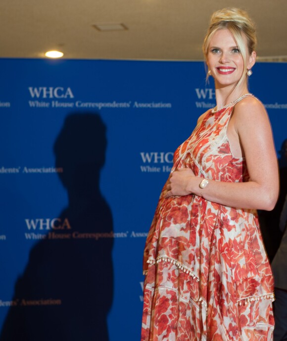 Anne V enceinte prend la pose le 25 avril 2015 lors du dîner des correspondants de presse à Washington.