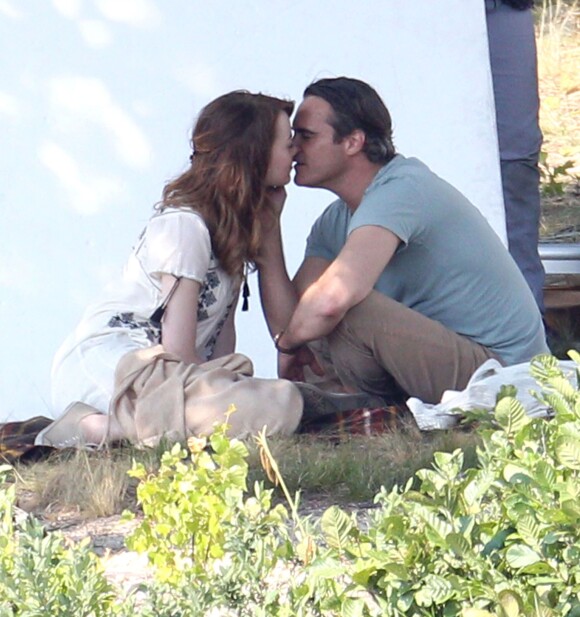 Exclusif - Joaquin Phoenix et Emma Stone s'embrassent sur le dernier film de Woody Allen en tournage dans le connecticut le 31 juillet 2014.
