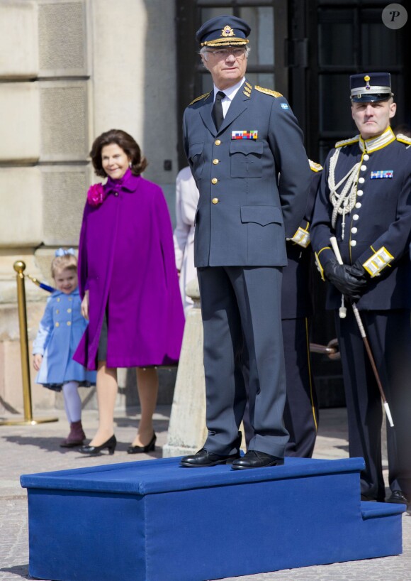 La princesse Estelle et la reine Silvia, en arrière-plan, lors des célébrations traditionnelles du 69e anniversaire du roi Carl XVI Gustaf de Suède, le 30 avril 2015 au palais Drottningholm à Stockholm.