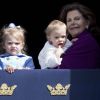 La reine Silvia de Suède et ses petites-filles la princesse Estelle et la princesse Leonore lors des célébrations traditionnelles du 69e anniversaire du roi Carl XVI Gustaf de Suède, le 30 avril 2015 au palais Drottningholm à Stockholm.