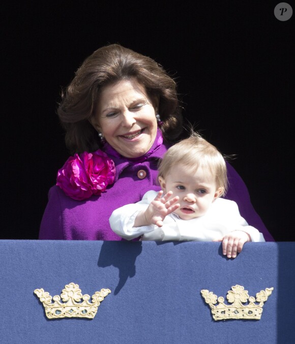 La reine Silvia et sa petite-fille la princesse Leonore au balcon du palais lors des célébrations traditionnelles du 69e anniversaire du roi Carl XVI Gustaf de Suède, le 30 avril 2015 au palais Drottningholm à Stockholm.